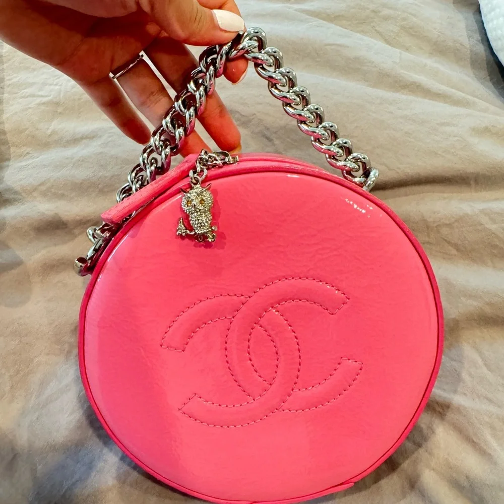 Authentic Chanel round a world bag in great condition - Picture 8 of 16